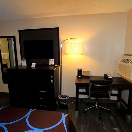 Super 8 By Wyndham Lenexa Overland Park Area/Mall Area מראה חיצוני תמונה