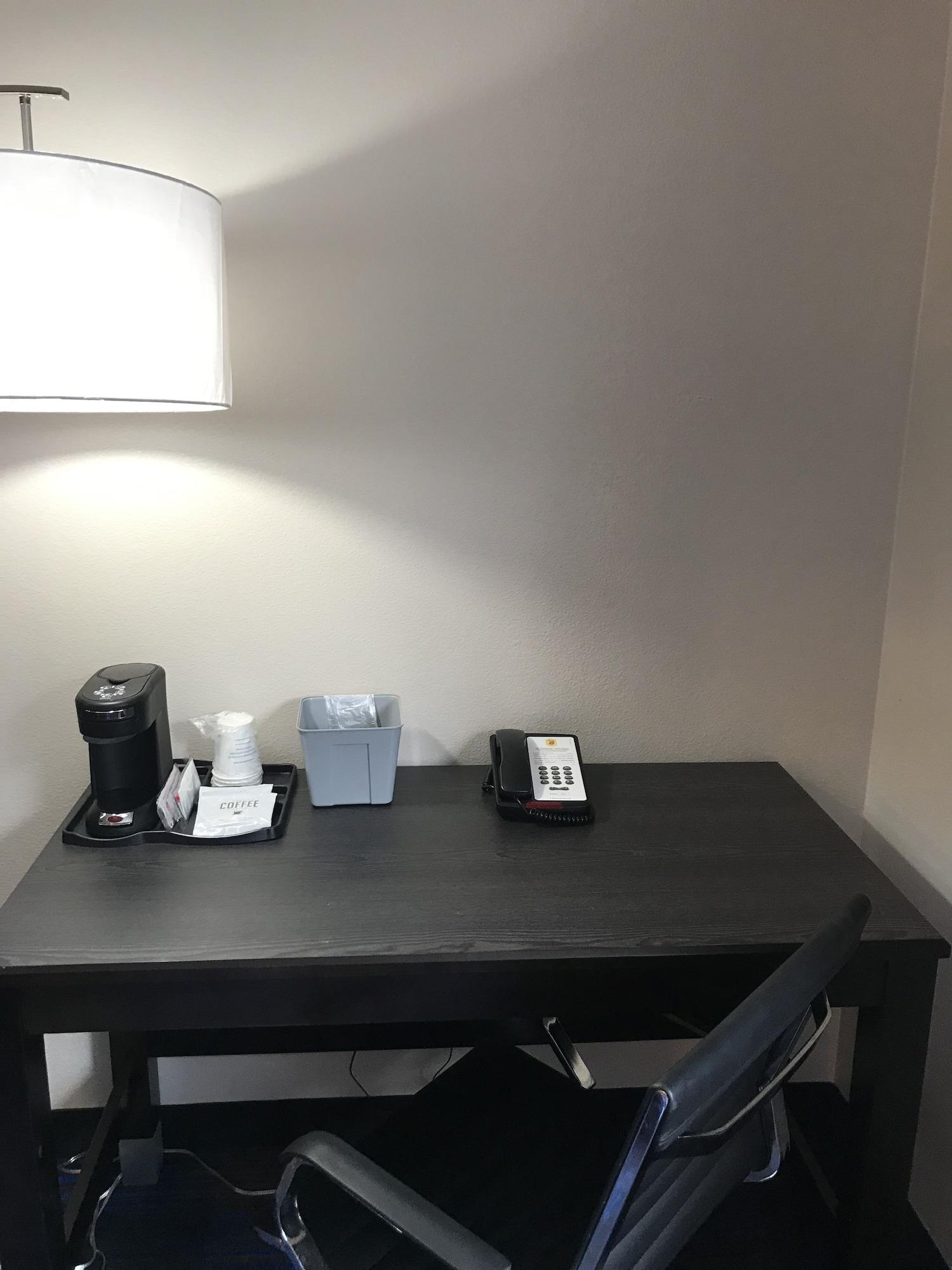 Super 8 By Wyndham Lenexa Overland Park Area/Mall Area מראה חיצוני תמונה