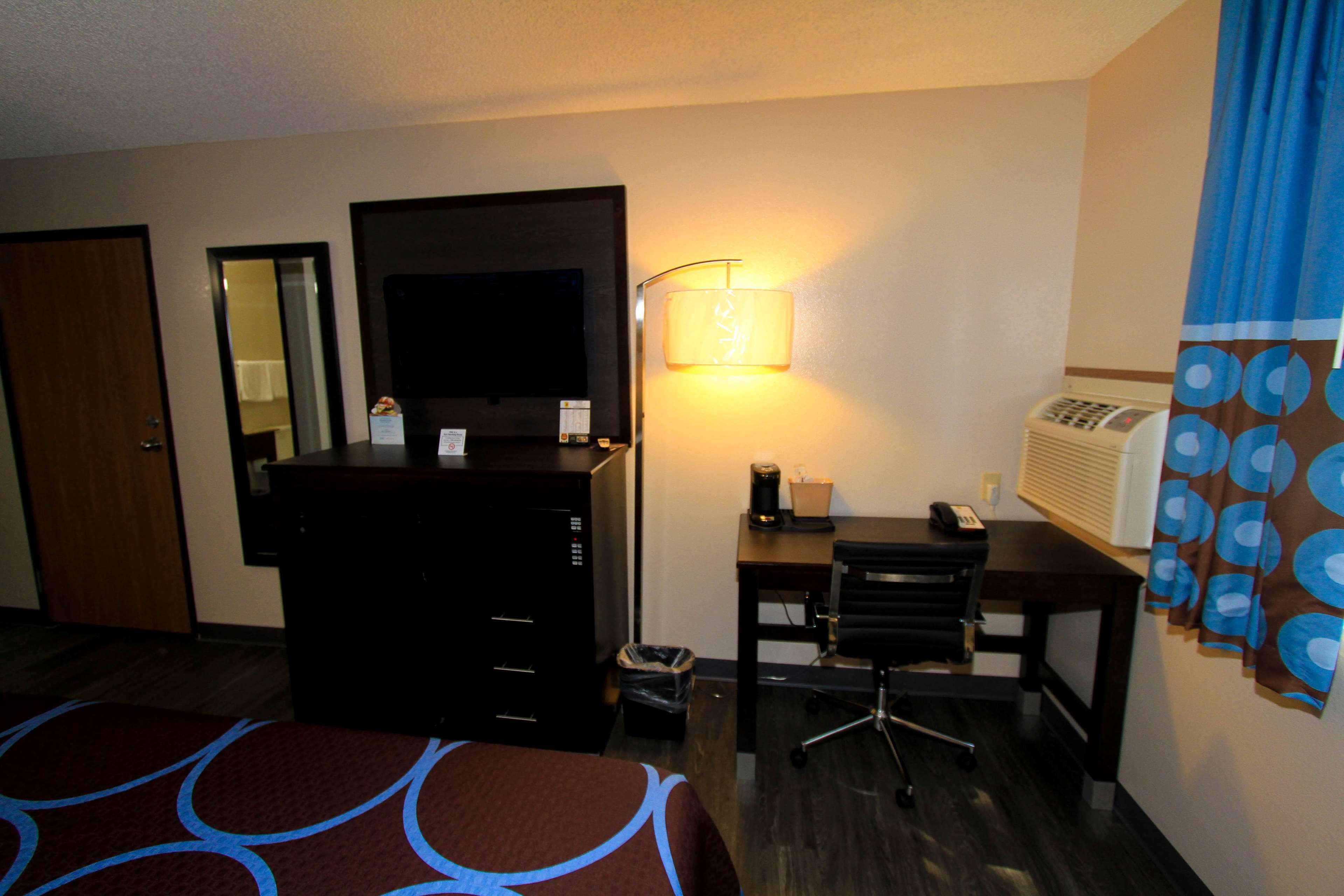 Super 8 By Wyndham Lenexa Overland Park Area/Mall Area מראה חיצוני תמונה