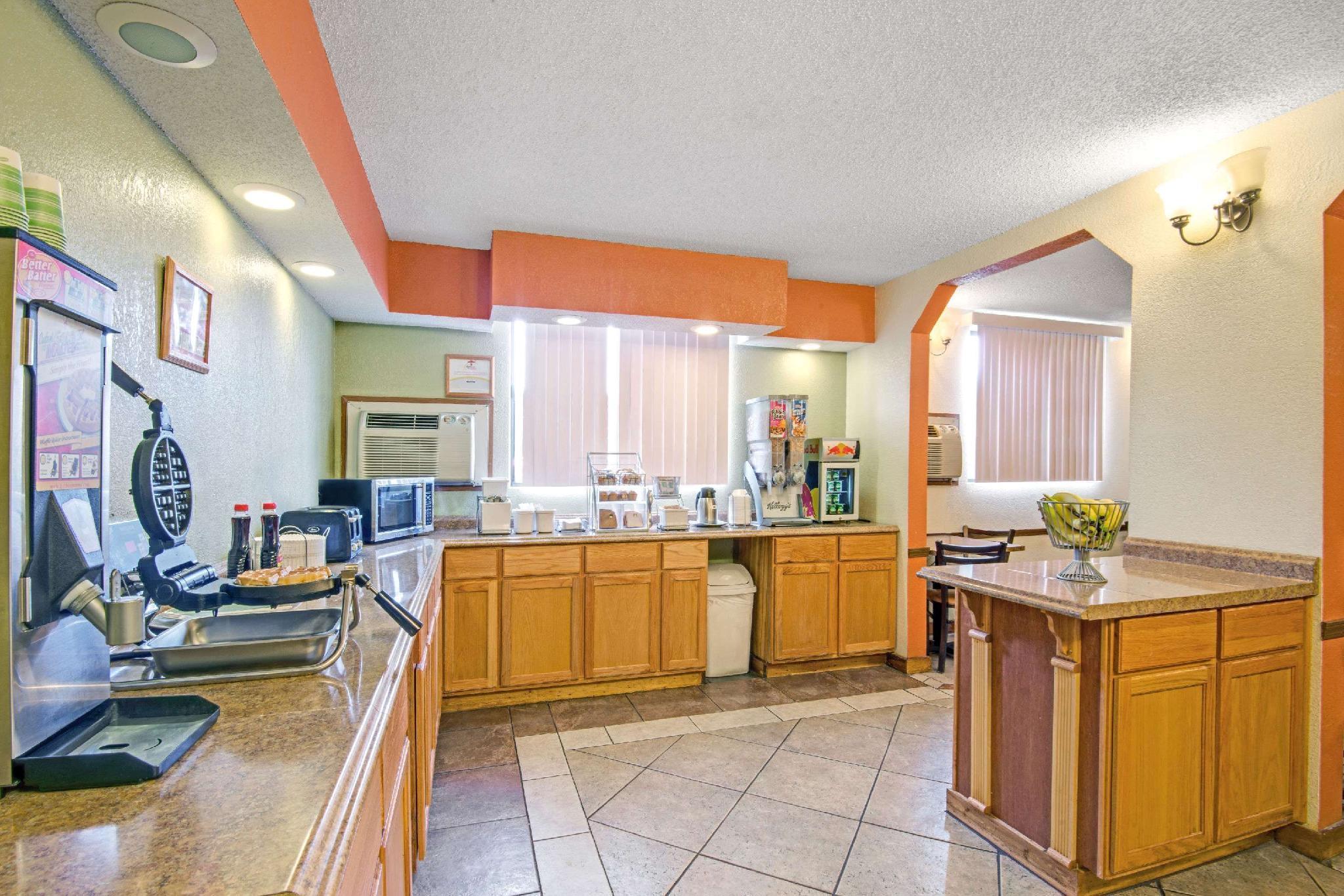 Super 8 By Wyndham Lenexa Overland Park Area/Mall Area מראה חיצוני תמונה