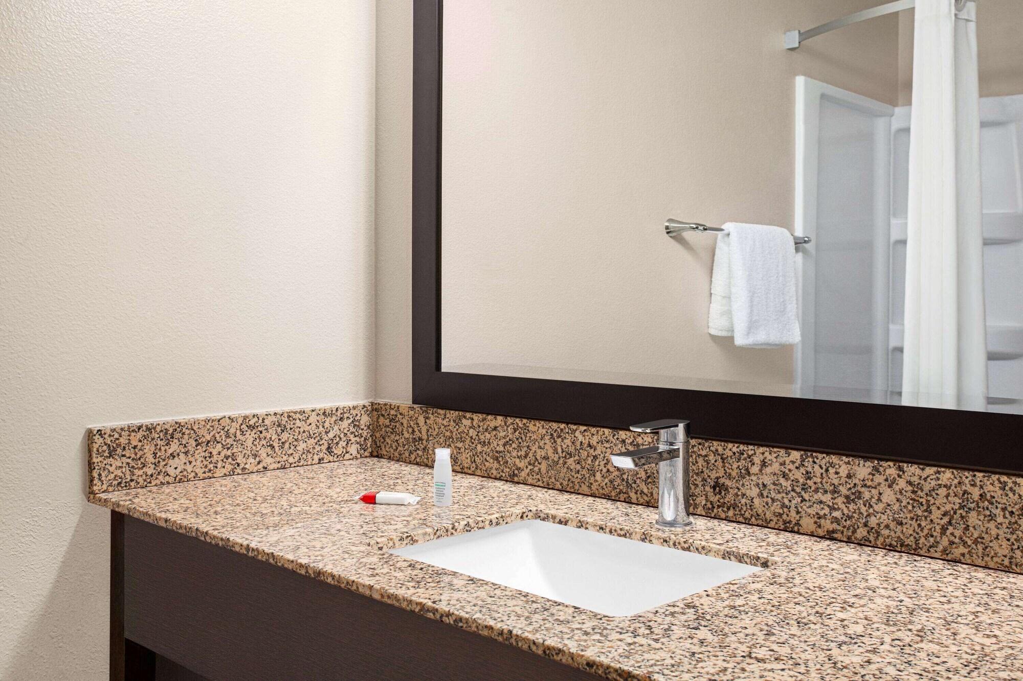 Super 8 By Wyndham Lenexa Overland Park Area/Mall Area מראה חיצוני תמונה